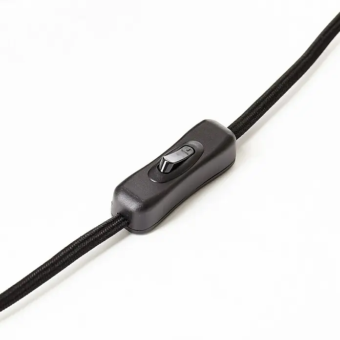 Brilliant Woodrow Tischleuchte - Hellbraun, E27, 60 W - Nahaufnahme eines schwarzen Kabel-Zwischenschalters an einem Textilkabel. Der Schalter ist dunkelgrau und schaltet das Licht ein und aus.