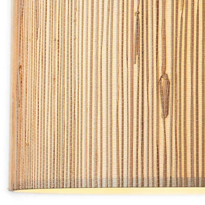 Brilliant Wimea Pendelleuchte - 52 W, Natur/Seegras, E27 - Nahaufnahme einer rechteckigen Wandleuchte mit Bambusstruktur, die ein warmes, einladendes Licht ausstrahlt. Die Lampe ist ideal für stimmungsvolle Beleuchtung.