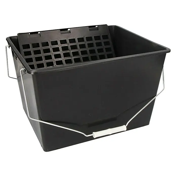 Cubeta para pintura con rejilla - 16 l, Plástico, Negro - Un cubo de pintura negro con una rejilla y un asa plateada con una pieza de plástico blanca en el centro.