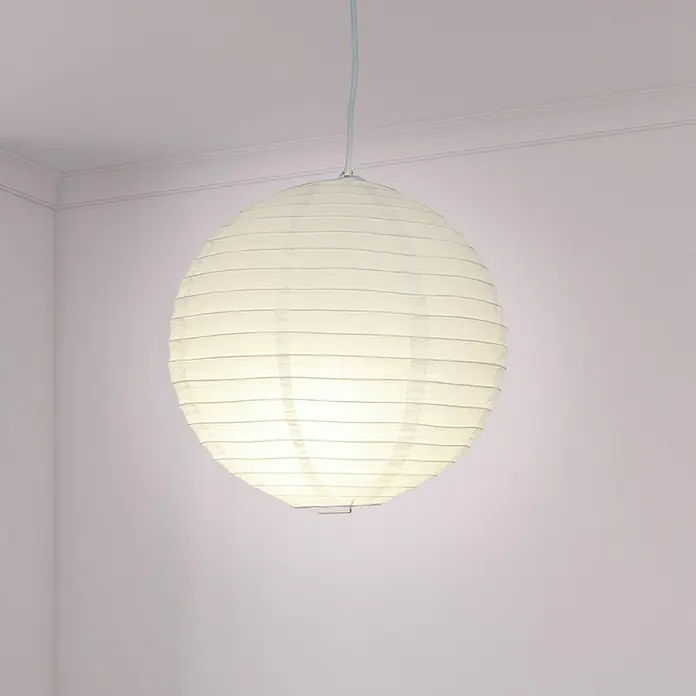 Näve Lampenschirm Yokohama - 300 mm - Nahaufnahme einer runden, weißen Papierlaternen-Hängeleuchte, die von der Decke hängt und eine warme, gemütliche Atmosphäre erzeugt.