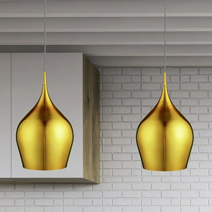 Searchlight Pendelleuchte Vibrant - 60 W, L x B x H: 26 x 26 x 160 cm, Gold, E27, 260 mm - Zwei elegante goldene Pendelleuchten hängen vor einem weißen Backsteinhintergrund und einem weißen Schrank.
