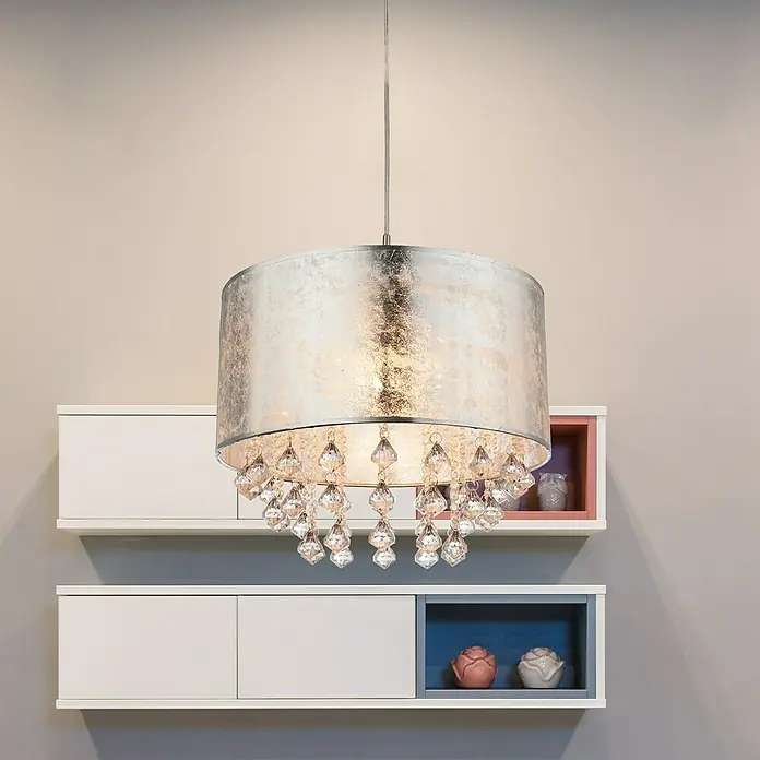 Globo Amy Lámpara colgante Amy I - Altura: 140 cm, Metálico plateado, Níquel mate - Primer plano de una lámpara colgante de cristal de color plateado, que irradia un brillo cálido y añade elegancia a la habitación.