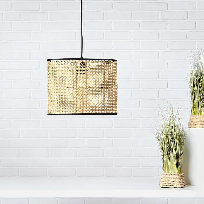 Brilliant Wiley Pendelleuchte - 60 W, Schwarz, E27 - Nahaufnahme einer stilvollen Pendelleuchte mit einem Schirm aus Rattan, der ein warmes und einladendes Licht in den Raum wirft.