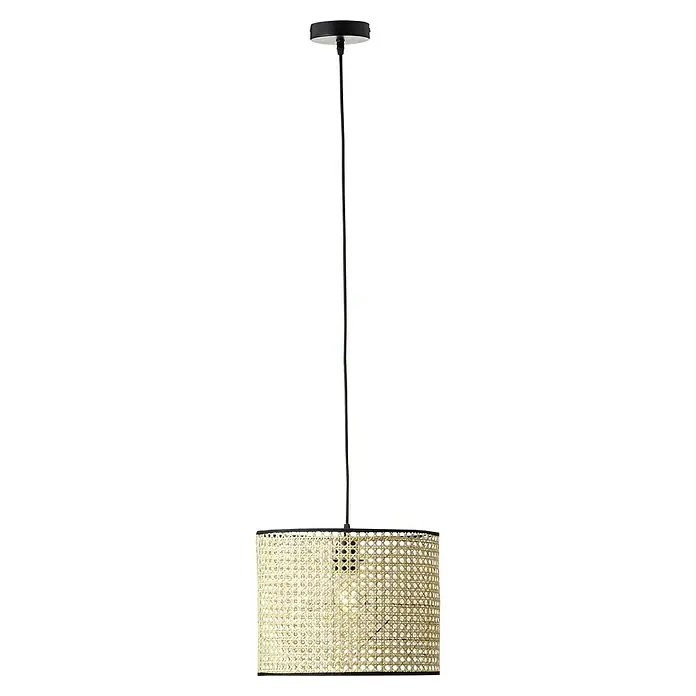 Brilliant Wiley Pendelleuchte - 60 W, Schwarz, E27 - Eine moderne Pendelleuchte mit einem schwarzen Aufhänger und einem Lampenschirm aus Rattangeflecht, die ein warmes Licht ausstrahlt.
