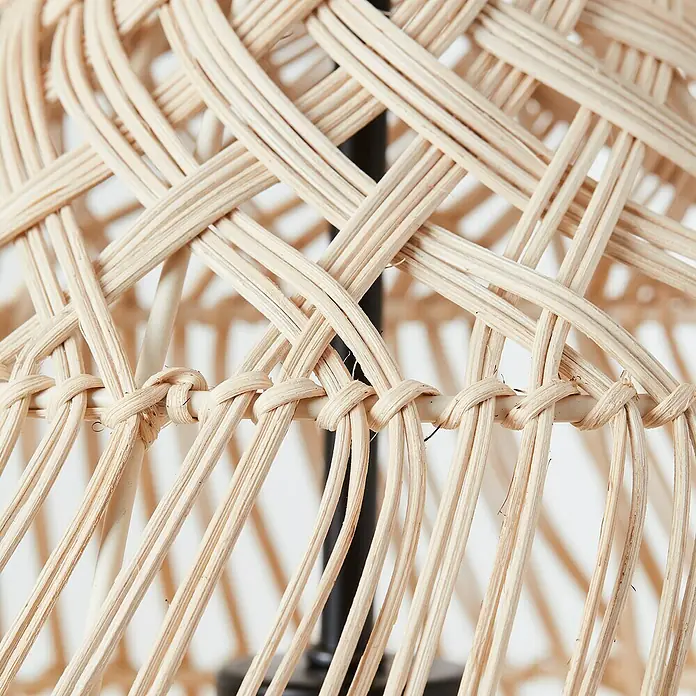 Brilliant Pendelleuchte Minster - 25 W, Schwarz, E27 - Detailaufnahme einer geflochtenen Lampe mit hellem Rattan, die ein warmes und natürliches Lichtdesign bietet.