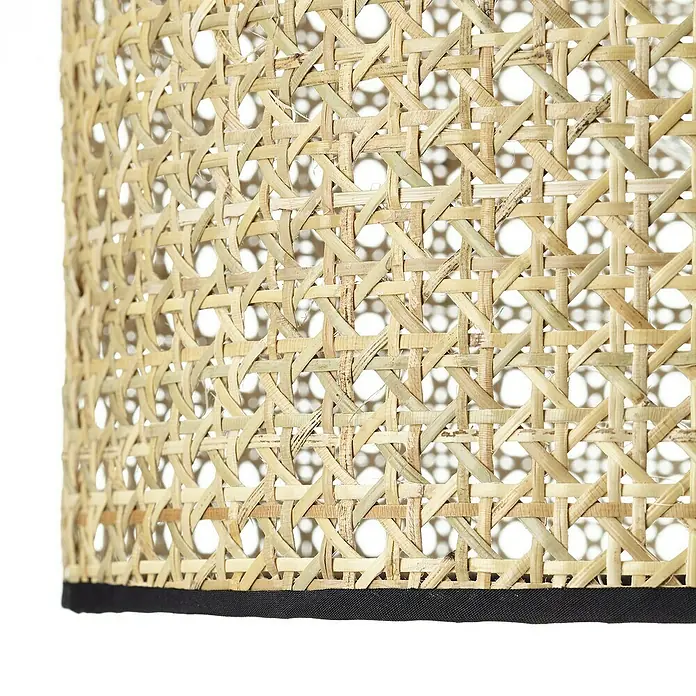 Brilliant Wiley Pendelleuchte - 60 W, Schwarz, E27 - Detailaufnahme eines Lampenschirms aus Rattan mit schwarzem Rand, der durch sein filigranes Flechtmuster besticht.