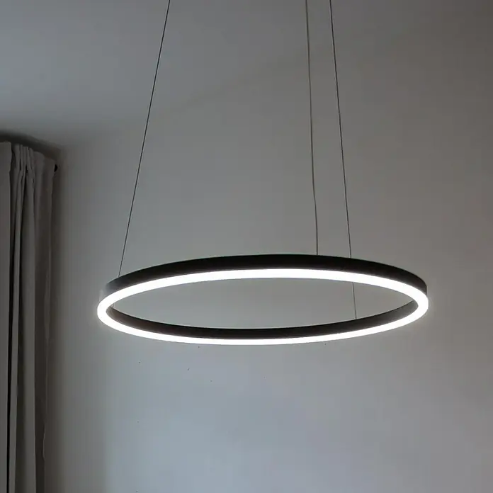 Direct Signs LED-Pendelleuchte Noble - Durchmesser: 800 mm, Schwarz - Schwarze Ring-Hängeleuchte mit integrierter LED-Beleuchtung, die ein modernes und minimalistisches Design für jeden Raum bietet.