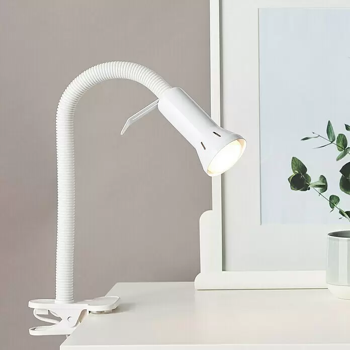 Brilliant Klemmleuchte Flex - 40 W, Farbe Gehäuse: Weiß - Weiße Klemm-Schreibtischlampe mit flexiblem Arm, die eine Oberfläche beleuchtet.
