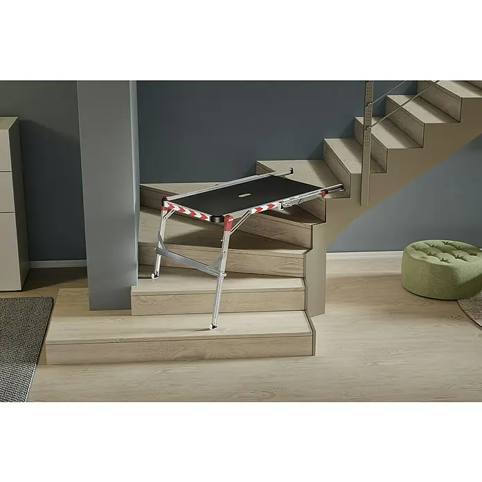 Hailo Treppenpodest TP Plus - Belastbarkeit: 160 kg, Aluminium - Eine vielseitige Arbeitsplattform, die auf Treppenstufen platziert ist, mit rutschfester Oberfläche & roter Sicherheitsmarkierung für sicheren Stand.