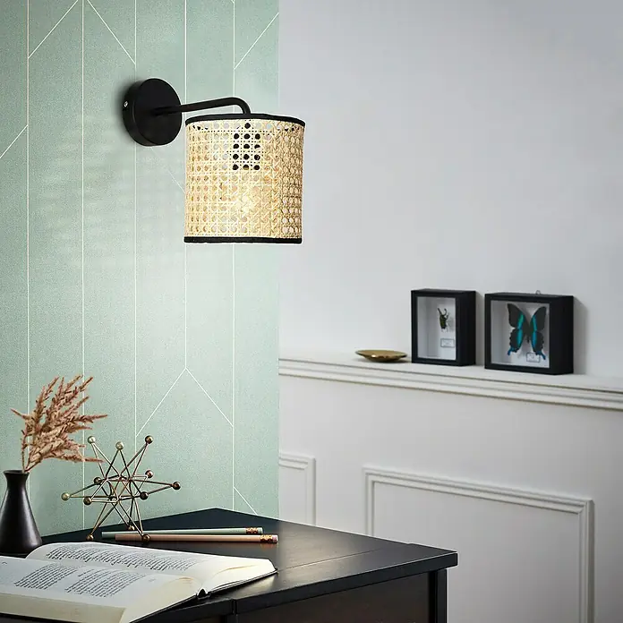 Brilliant Wiley Wandleuchte - 60 W, L x B x H: 29 x 16,5 x 25 cm, Schwarz, E27 - Wandleuchte mit Schirm aus Rattan-Geflecht und schwarzer Halterung, die ein warmes Licht ausstrahlt und eine gemütliche Atmosphäre schafft.