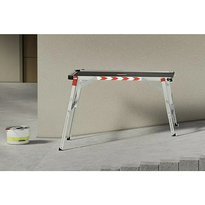 Hailo Treppenpodest TP Plus - Belastbarkeit: 160 kg, Aluminium - Abgebildet ist ein Hallö-Arbeitstisch mit verstellbaren Beinen und Markierungen für die Arbeitshöhe, ideal für Handwerker.
