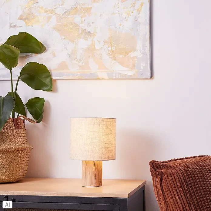Brilliant Pia Tischleuchte - 40 W, Holz, E27 - Nahaufnahme einer stilvollen Nachttischlampe mit einem Lampenfuß aus Holz und einem Textilschirm, die ein warmes Licht ausstrahlt.