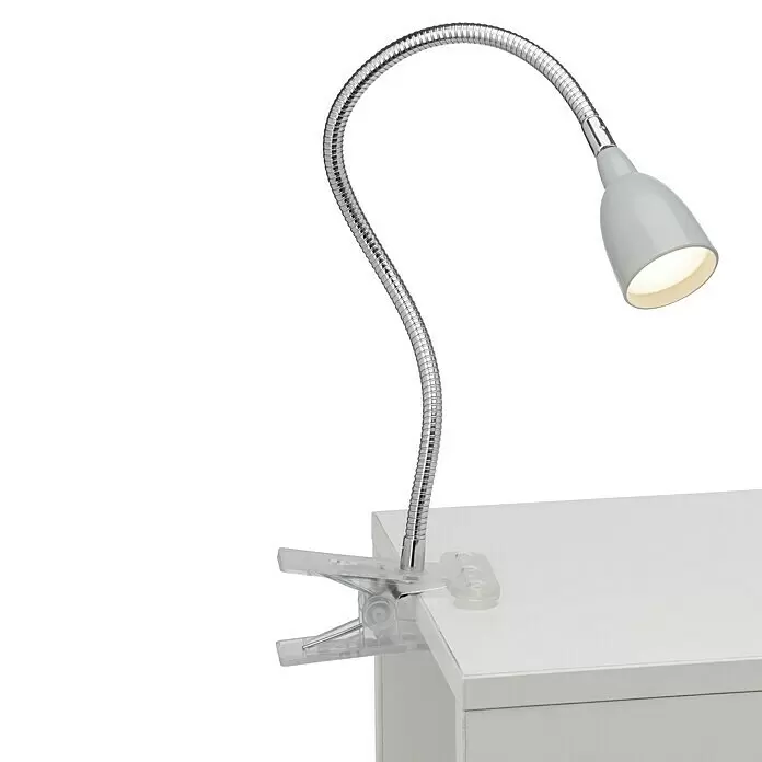 Brilliant LED-Klemmleuchte Anthony - 2,4 W, Silber, Lichtfarbe: Warmweiß - Graue Klemm-Schreibtischlampe mit flexiblem silbernem Schwanenhals, an einem weißen Schreibtisch befestigt, leuchtend.