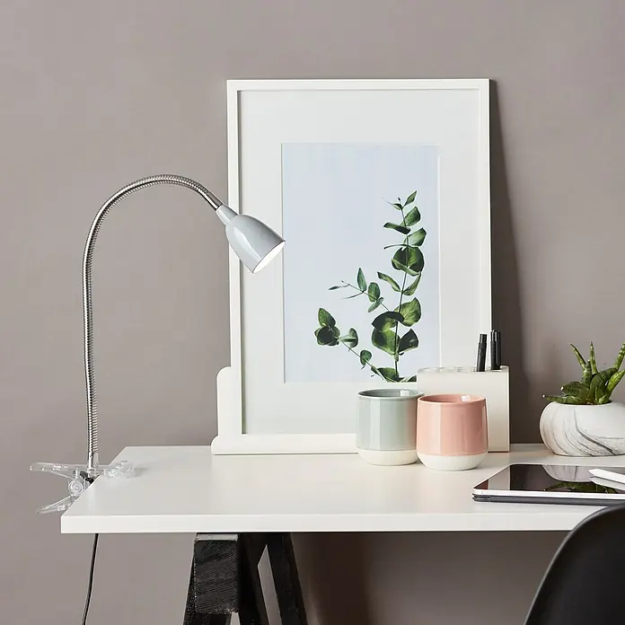 Brilliant LED-Klemmleuchte Anthony - 2,4 W, Silber, Lichtfarbe: Warmweiß - Elegante Schreibtischleuchte mit flexiblem Hals, ideal für konzentriertes Arbeiten oder Lesen. Sie spendet helles, fokussiertes Licht und ist ein stilvolles Accessoire.