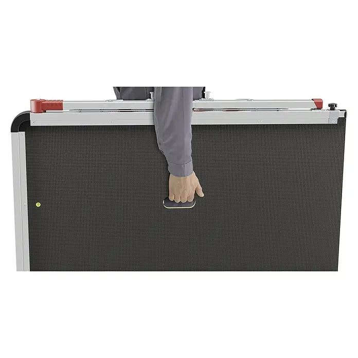 Hailo Treppenpodest TP Plus - Belastbarkeit: 160 kg, Aluminium - Eine faltbare Hunderampe wird von einer Person getragen, die am Griff festhält. Die Rampe hat eine schwarze, rutschfeste Oberfläche.