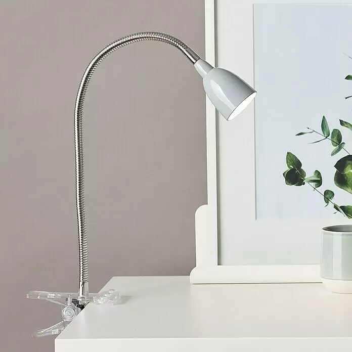Brilliant LED-Klemmleuchte Anthony - 2,4 W, Silber, Lichtfarbe: Warmweiß - Eine silberne, flexible Klemmleuchte mit hellgrauem Kopf, der eine Fläche beleuchtet.