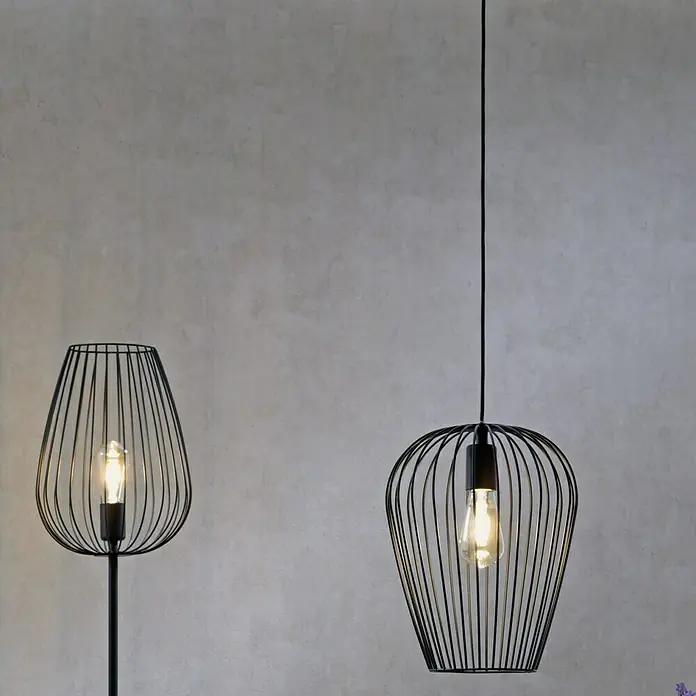 Eglo Newtown Pendelleuchte rund - Höhe: 110 cm - Zwei schwarze, moderne Lampen mit einem Drahtgeflecht-Design vor einem neutralen Hintergrund.
