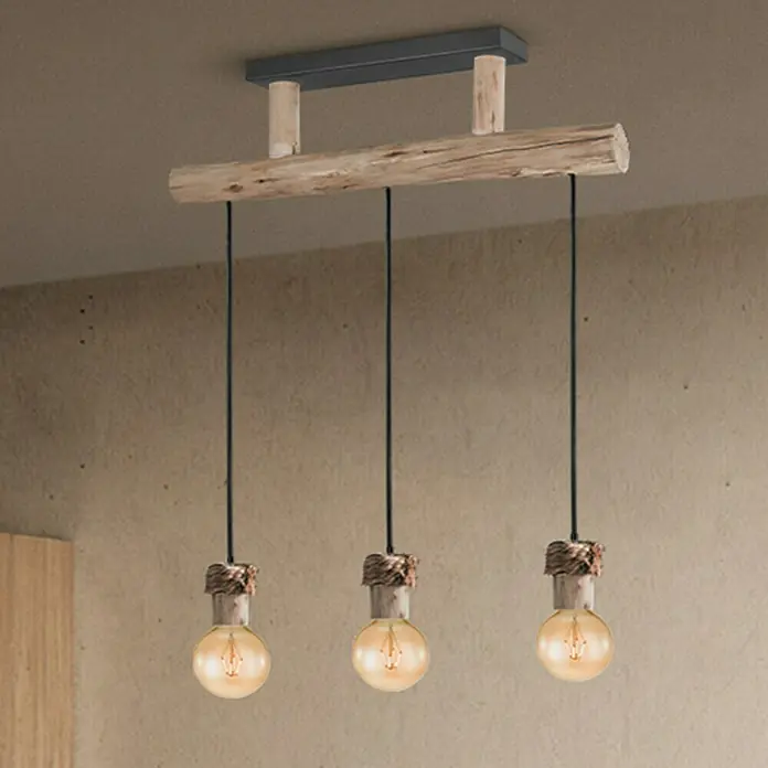 Home Sweet Home Pendelleuchte Furdy - Höhe: 131 cm - Eine rustikale Hängelampe mit drei Edison-Glühbirnen, die von einem Holzbalken und schwarzen Kabeln gehalten werden.