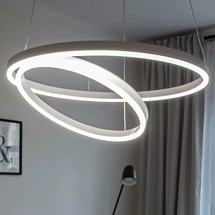 Direct Signs LED-Pendelleuchte Noble - Höhe: 150 cm, Weiß, Durchmesser: 600 mm - Moderne weiße LED-Pendelleuchte mit ineinandergreifenden Ringen, die einen zeitgenössischen Raum beleuchtet.