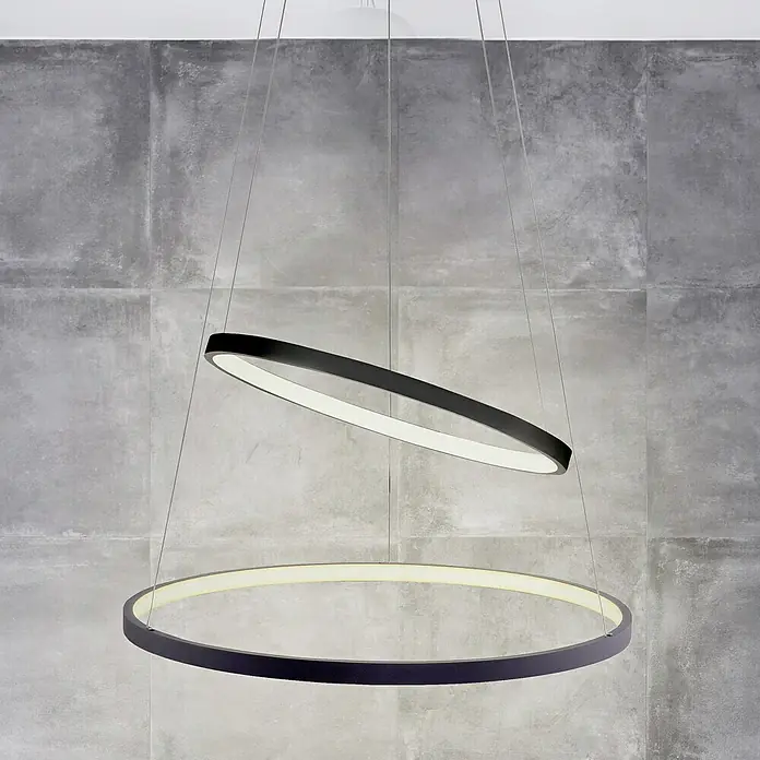 Just Light LED-Pendelleuchte rund Circle - L x B x H: 50 x 50 x 120 cm - Schwebende Eleganz: Moderne LED-Hängeleuchte mit zwei Ringen, die ein warmes, einladendes Licht verbreitet und jeden Raum aufwertet.