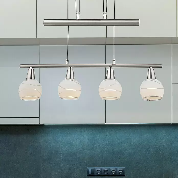 Globo Elliott Lámpara colgante LED - Blanco cálido, Altura: 160 cm - Lámpara colgante de cuatro luces con marco de metal cepillado y pantallas de cristal esmerilado en una cocina.