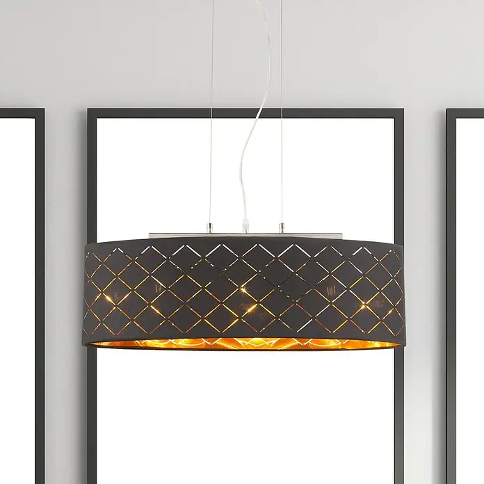 Globo Clarke Lámpara colgante Clarke - L x An x Al: 65 x 25 x 140 cm, Negro, Oro - Elegante lámpara colgante con pantalla oscura que presenta un delicado patrón de rombos, creando una luz cálida y un ambiente acogedor.