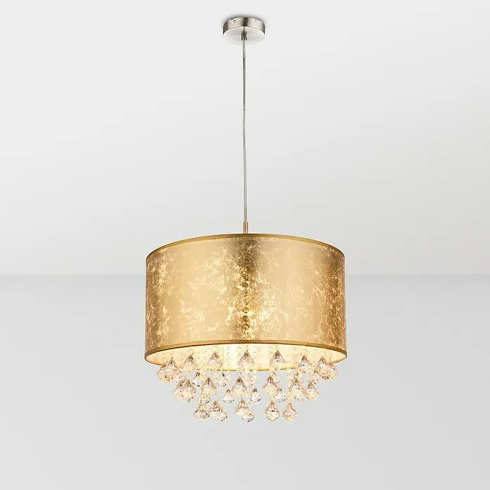 Globo Amy Pendelleuchte - Höhe: 140 cm, Gold - Nahaufnahme einer glamourösen, goldfarbenen Hängelampe mit Kristallanhängern, die ein warmes Licht ausstrahlt.