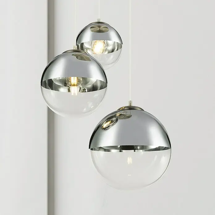 Globo Pendelleuchte Varus - Höhe: 120 cm, Chrom, 3 Stk. - Nahaufnahme von drei modernen Pendelleuchten mit verspiegelten Oberteilen und klaren Glaskugeln, die ein elegantes Ambiente schaffen.