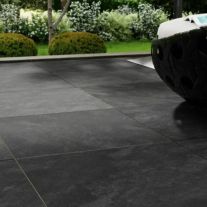 Terrassenfliese Atakama - 59,3 x 59,3 x 2 cm, Grau, Matt - Großformatige, dunkle Bodenfliesen auf einer Terrasse verlegt, die einen modernen und stilvollen Außenbereich schaffen.