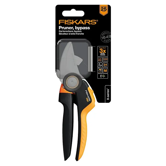 Fiskars X-series Gartenschere - Bypass, Max. Aststärke: 24 mm - Abbildung einer Fiskars Bypass-Gartenschere P921 X-Serie mit orange-schwarzem Griff und einer Garantie von 25 Jahren.