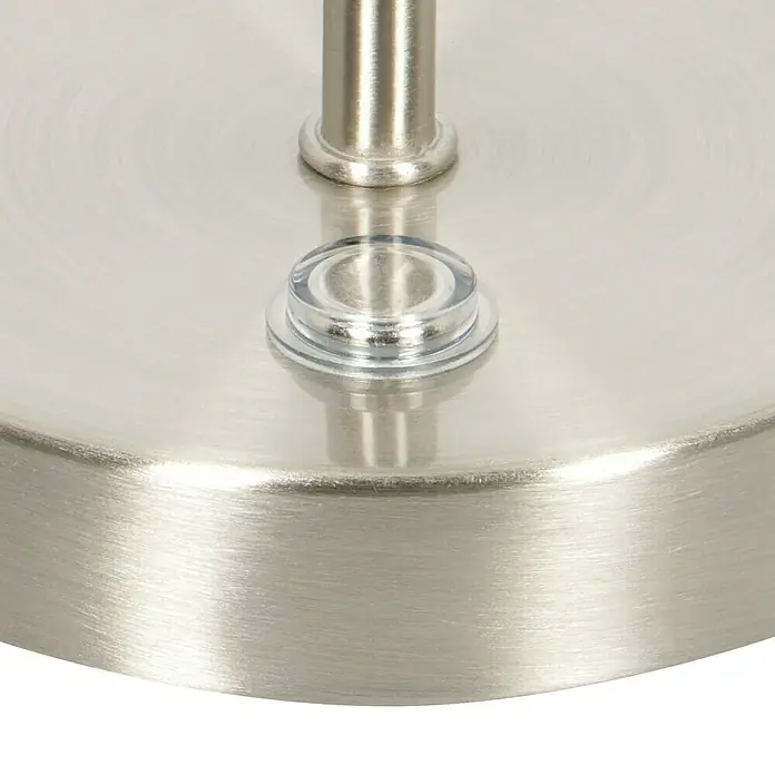 Reality Leuchten LED-Tischleuchte rund Queen - 2 W, Ø x H: 150 mm x 24 cm, Nickel - Nahaufnahme einer polierten Metallbasis mit durchsichtiger Kunststoffunterlage für einen Lampenfuß oder ähnliches.