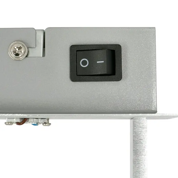 Reality Leuchten LED-Wandleuchte Platon - 4 W, L x B x H: 9 x 13 x 18 cm, Aluminium, Warmweiß - Nahaufnahme eines grauen Geräts mit einem schwarzen Schalter, der mit "O" und "-" gekennzeichnet ist.