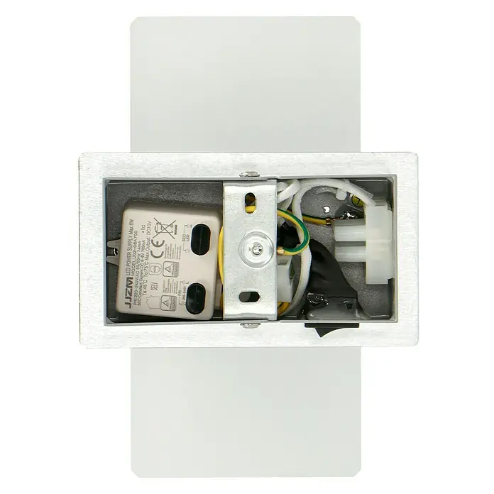 Reality Leuchten LED-Wandleuchte Platon - 4 W, L x B x H: 9 x 13 x 18 cm, Aluminium, Warmweiß - Innenansicht einer LED-Wandleuchte mit Netzteil, das für eine maximale Leistung von 6W ausgelegt ist und diverse elektronische Bauteile enthält.