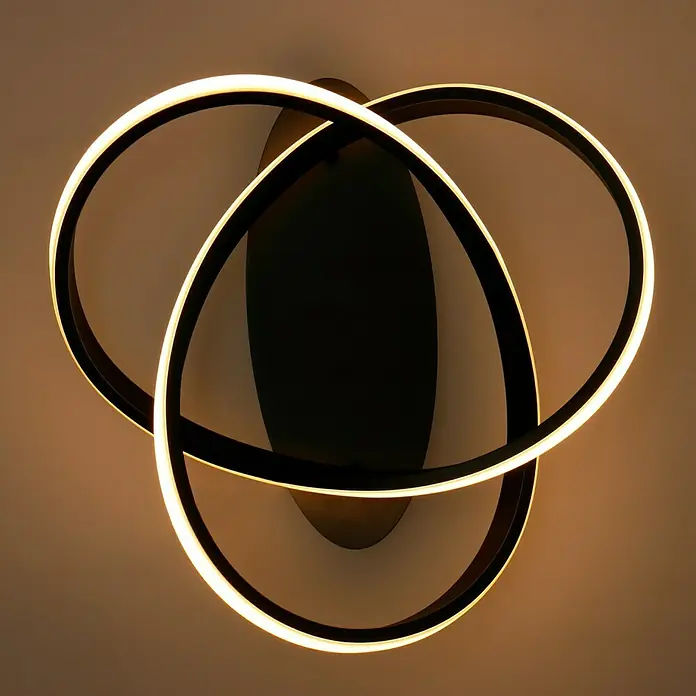 Reality Leuchten Course LED-Deckenleuchte - 18 W, Schwarz, Warmweiß - Moderne LED-Deckenleuchte mit drei ineinander verschlungenen Ringen, die ein warmes, einladendes Licht verbreiten. Elegantes Design für jeden Raum.