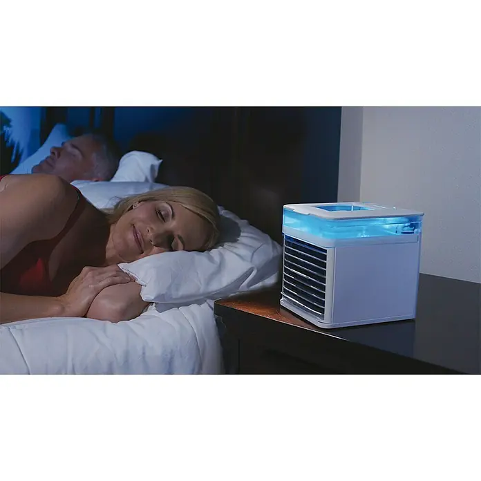 Arctic Air Climatizador evaporativo Pure Chill - L x An x Al: 17,8 x 20 x 24,8 cm - Pareja durmiendo de noche con un enfriador de aire portátil y brillante en la mesita de noche. Frescor para una noche de sueño reparador.