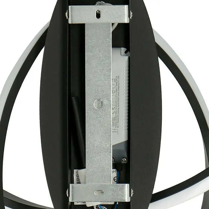 Reality Leuchten Course LED-Deckenleuchte - 18 W, Schwarz, Warmweiß - Detailaufnahme einer modernen Deckenleuchte mit LED-Technologie, Fokus auf die interne Stromversorgung und die Montageelemente.