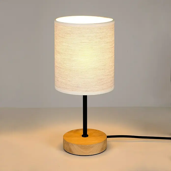 Britop Lighting Boho Tischleuchte - 25 W, L x B x H: 13 x 13 x 29 cm, Schwarz, Beige, E27 - Nahaufnahme einer Nachttischlampe mit einem zylindrischen Lampenschirm aus hellem Stoff und einem runden Holzsockel.