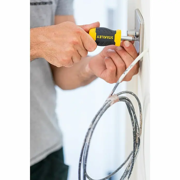 Stanley Vergaser Schraubendreher Stubby 0-66-357 - 8 -tlg. - Der STANLEY Schraubendreher im Einsatz: Ein praktisches Werkzeug für Elektroinstallationen, ideal für den täglichen Gebrauch.