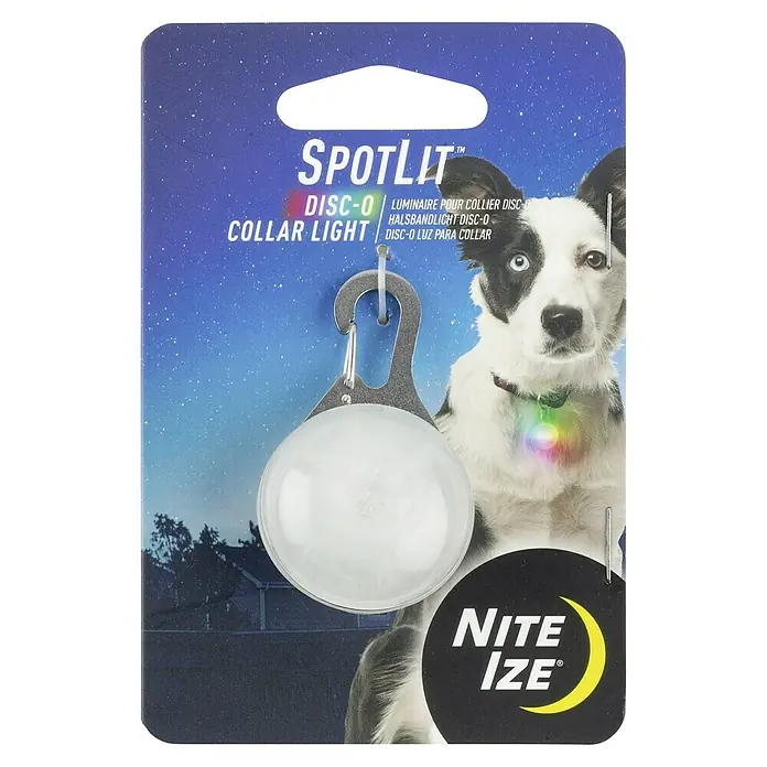 Nite Ize Karabinerleuchte - Mehrfarbig - Nahaufnahme des SpotLit DISC-O Halsbandlichts von Nite Ize, einem kleinen, runden LED-Licht zur Befestigung am Halsband.