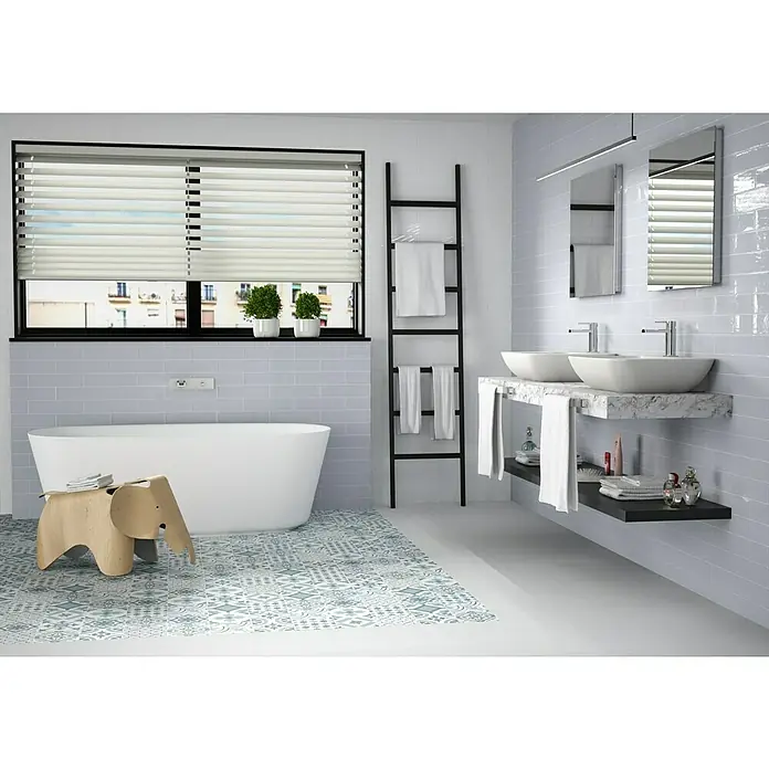 Modern Style Feinsteinzeugfliese Gregal - 15 x 15 cm, Blau/Weiß/Grau, Matt - Das Bild zeigt ein Badezimmer mit grauen Fliesen, einer freistehenden Badewanne und einem Doppelwaschtisch mit Marmorplatte.