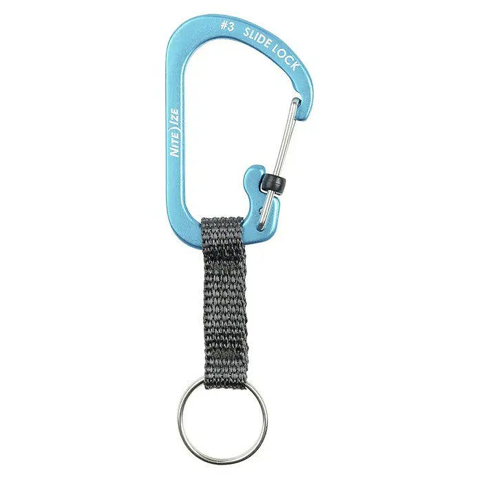 Nite Ize Karabinerhaken Slidelock Key Ring - Blau - Nahaufnahme eines Nite Ize Karabiners mit Slide Lock #3, verbunden mit einem Schlüsselanhängerband und einem Schlüsselring.