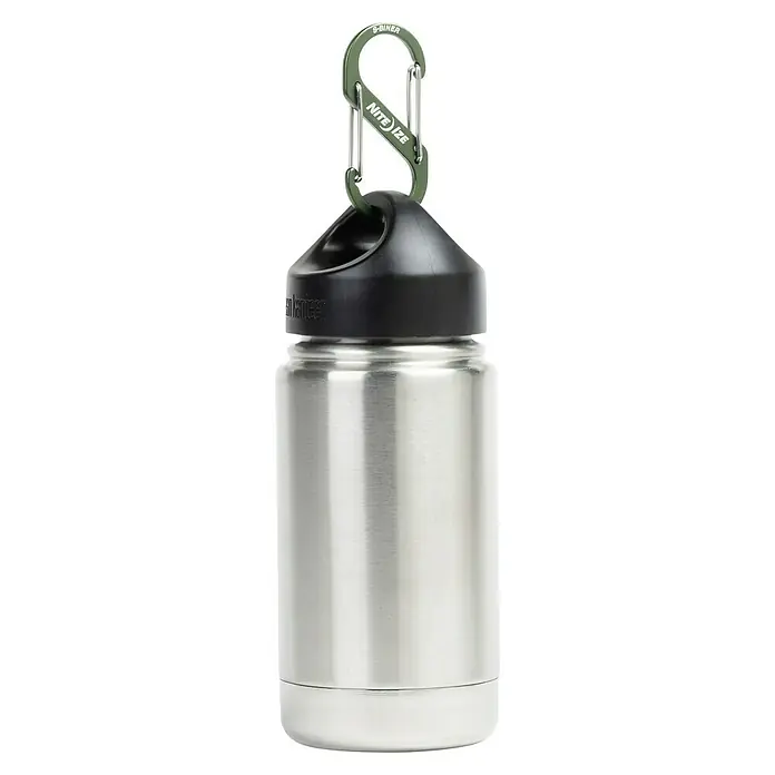 Doppelkarabiner S-Biner - Olivgrün - Silberne Klean Kanteen Wasserflasche mit schwarzem Deckel und grünem Nite Ize S-Biner Karabinerhaken für einfachen Transport und Befestigung.