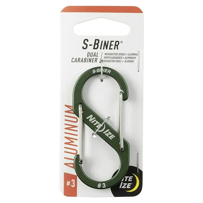 Doppelkarabiner S-Biner - Olivgrün - Nahaufnahme eines grünen Nite Ize S-Biner Dual-Karabiners aus Aluminium, Größe 3, auf seiner Produktverpackung.