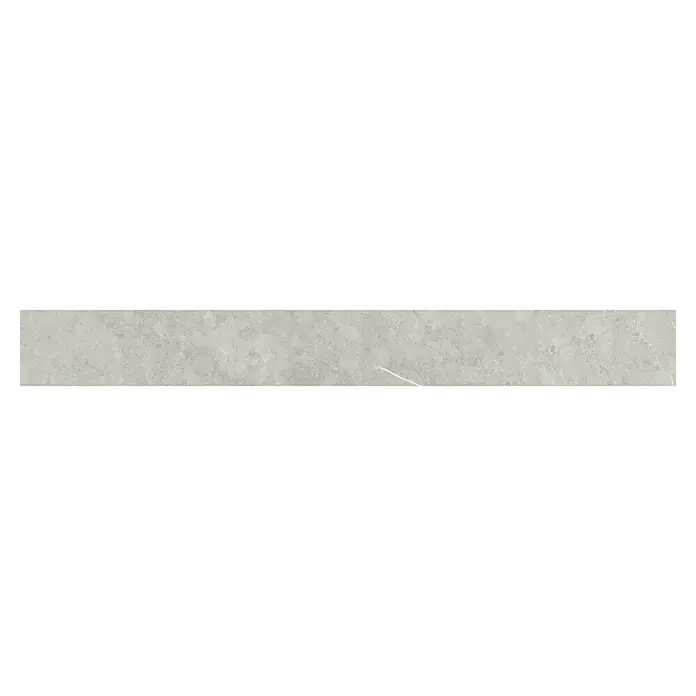 Sockelfliese Ciana Grey - 8 x 60 cm, Grau - Nahaufnahme einer hellgrauen Marmorplatte, die eine elegante und hochwertige Textur für verschiedene Anwendungen bietet.