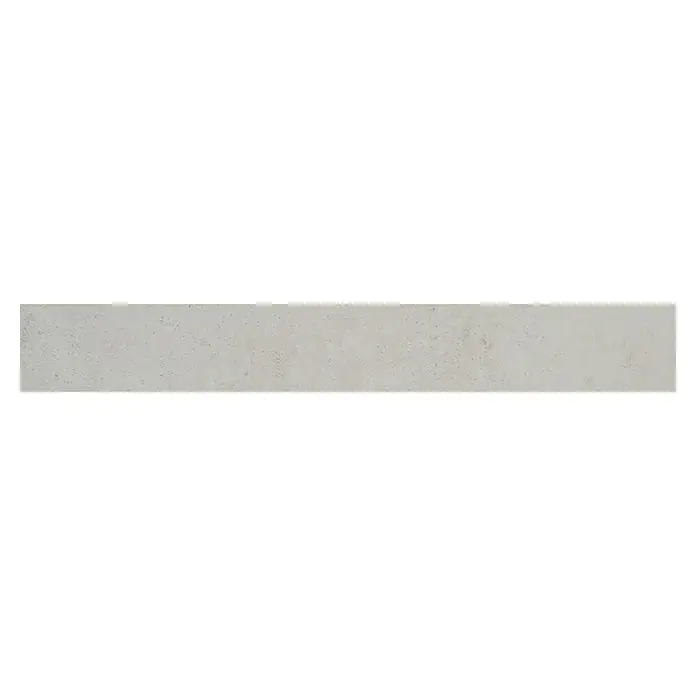 Sockelfliese Vision Bone - 8 x 60 cm, Bone, Matt - Nahaufnahme einer hellgrauen Betonarbeitsplatte mit feiner Textur, ideal für moderne Küchendesigns und langlebige Oberflächen.