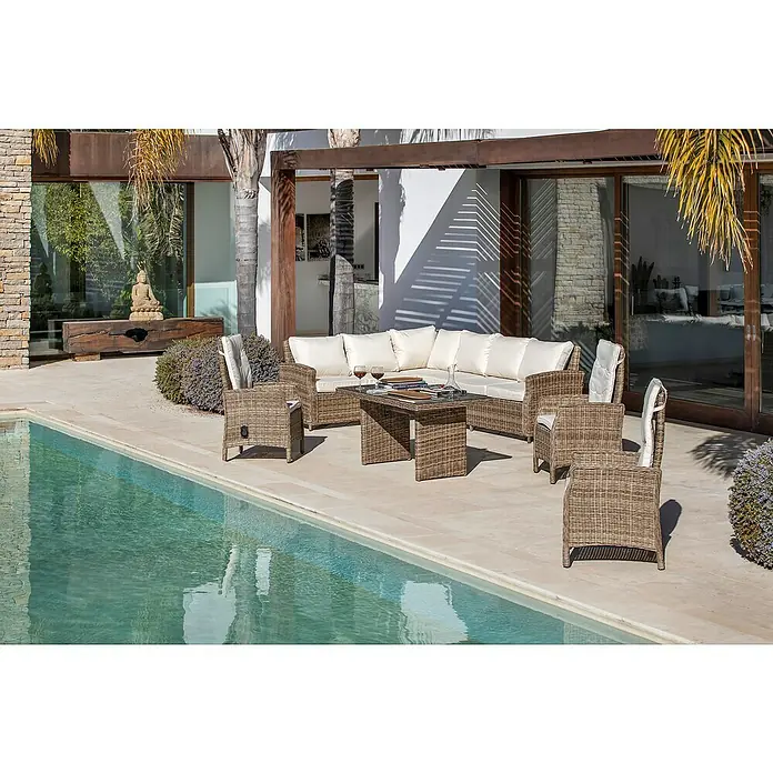 Sillón de jardín Gotland - An x Pr x Al: 60 x 70 x 110 cm, Arena, Poliratán - Conjunto de muebles de terraza de ratán con mesa y sillas, perfecto para relajarse al aire libre, junto a una refrescante piscina.