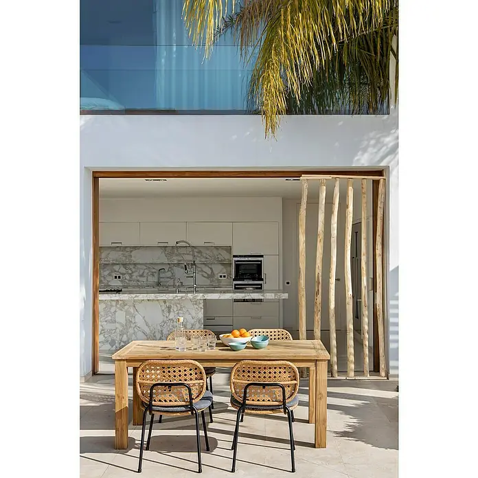 Sunfun Melina Silla de jardín - Polietileno / polipropileno, Apilable, Marrón, An x Pr x Al: 54 x 59 x 82 cm - Un patio soleado con una mesa de comedor de madera y sillas frente a una cocina moderna crea un ambiente acogedor.