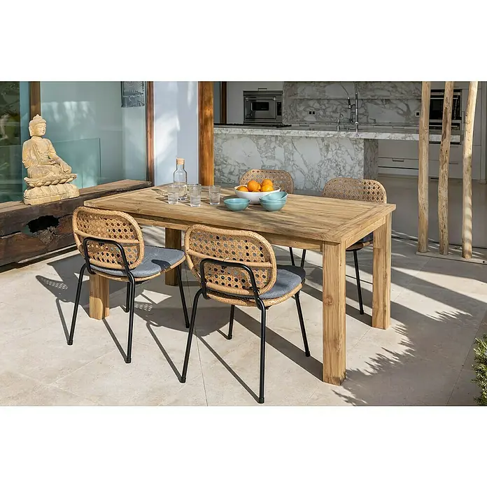 Sunfun Melina Silla de jardín - Polietileno / polipropileno, Apilable, Marrón, An x Pr x Al: 54 x 59 x 82 cm - Acogedora zona de comedor al aire libre con una robusta mesa de madera y elegantes sillas con asientos de ratán y patas de metal negro.