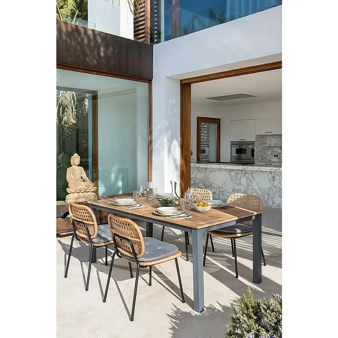 Sunfun Melina Silla de jardín - Polietileno / polipropileno, Apilable, Marrón, An x Pr x Al: 54 x 59 x 82 cm - Una elegante mesa de comedor con cuatro sillas en un patio, ideal para comidas al aire libre. La mesa está dispuesta de forma moderna y acogedora.