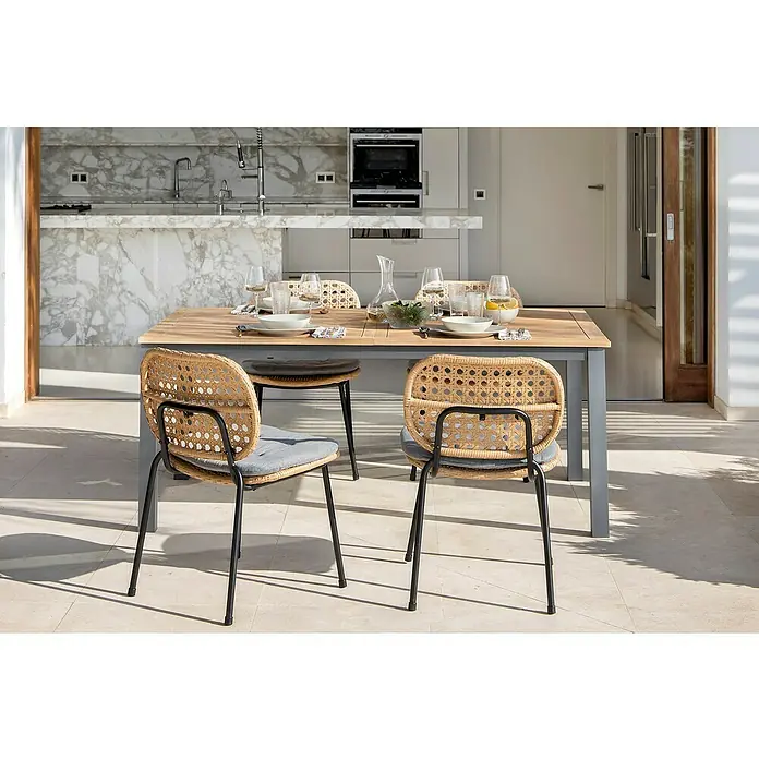 Sunfun Melina Silla de jardín - Polietileno / polipropileno, Apilable, Marrón, An x Pr x Al: 54 x 59 x 82 cm - Una mesa de jardín con cuatro sillas, dos con asientos de mimbre y cojines grises, ideales para comer al aire libre.